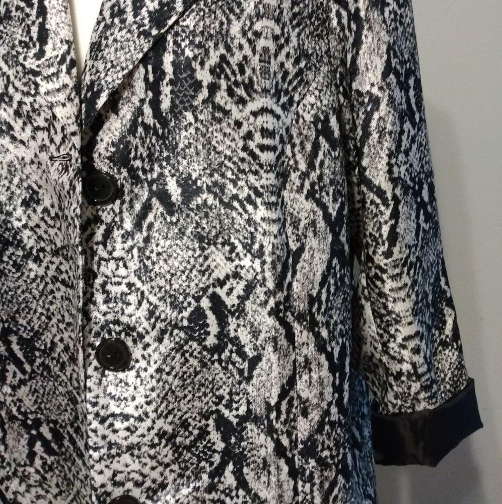 Vintage lightweight coat/jacket w/ snakeskin pattern. Size 16W. - Picture 6 of 6